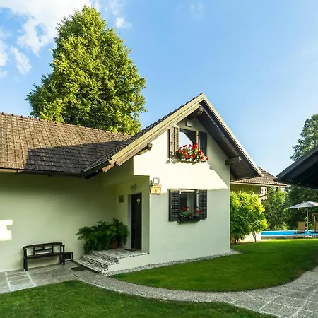 House In Nature With Pool, Pr Matazic Nyaraló
