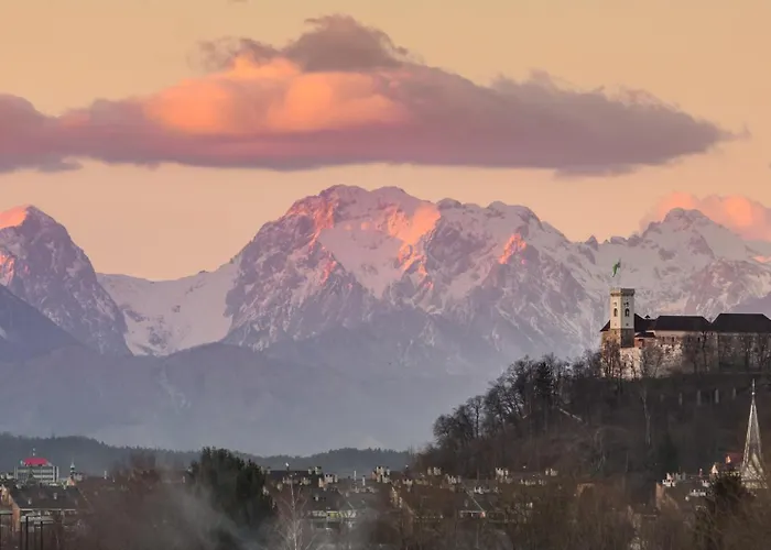 House In Nature With Pool, Pr Matazic 펜션 캄니크